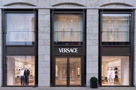 versace düsseldorf kontakt|VERSACE • Düsseldorf, Breidenbacher Hof, Königsallee 11.